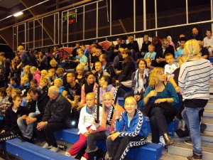 De hurtige havde fået gratis billetter, så på sidelinjen var det også IK Vests spillere og tilhængere, der kunne se tophåndbold.