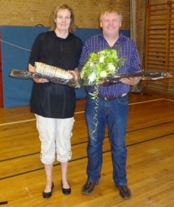 Dorte Engemann og Jens Martin Nielsen fik hhv. 10 og 25 års nålen fra DGI.